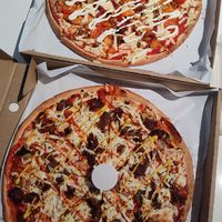 Vegan cheeseburger and vegan peri pumpkin pizzas at Parrino's Pizza in Miranda