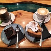 Warme chocolademelk, cappuccino, oreo brownie, appeltaart at I Scream Coffee in Leiden