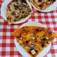 Pizza all in and pizza with seaweed and mushrooms at HiPizza in Taipei