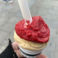 Himbeer, Caramel Cookie 4,40€  at Eis Greissler in Linz