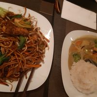 Fried noodles with tofu and vegetables + veganized green curry at Pho3mien in Hannover