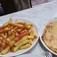 Not my jam. Might've enjoyed the chips if I just dosed them with salt n vinegar as planned 🧂 instead of that syrup ketchup. Too much for me!!
And just a NO to the bland crisp na at Little Aladdin in Manchester