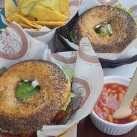 Louisiana fire, baked beans et nachos guacamole at Best Bagels Gambetta in Lyon