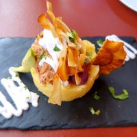 Tortino di patate con jackfruit, platano fritto, salse e avocado at Andino Gastrobar in Malaga