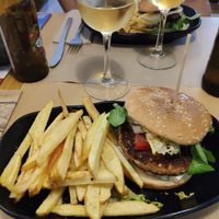 Hamburguesa abok2 con patatas, y una sidra de pera at abok2 in Sevilla