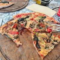 Excellent vegan pizza, pleasant music, and live music in the evenings. And the location is wonderful. Responsive waiters at Ombra Restaurant in Kotor