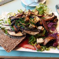 Großer Salat mit Champignons und Tofu.  at Dreizehn in der Muehle in Augsburg