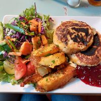 Cashewbär mit Wedges.  at Dreizehn in der Muehle in Augsburg
