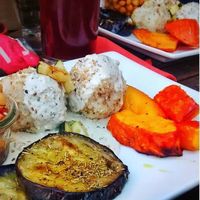 Reis-Sesam-Bällchen mit Aubergine, Ofen Kürbis und Zucchini-Sahne-Soße im Cafe Dreizehn at Dreizehn in der Muehle in Augsburg