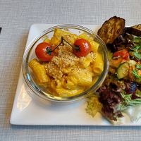 Tagesgericht: Mac'n Cheese mit Salat und Grillgemüse € 18,90 at Dreizehn in der Muehle in Augsburg