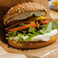 'Smash Burger' with beyond meat, hash brown, onion, jalapeno, cheeze, garlic sauce, pickles, tomato & salad (9.5€) at Veg Machine in Tallinn