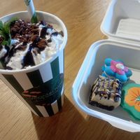 Milkfake (Domino-Shoko) with macarons (bubblegum and pistachio) and fudge at Veg Machine in Tallinn
