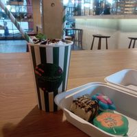 Milkfake (Domino-Shoko) with macarons (bubblegum and pistachio) and fudge at Veg Machine in Tallinn