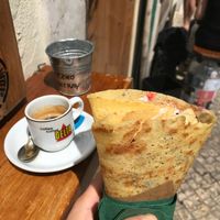 Lindsay, gluten-free and vegan, with an expresso at Sama Sama Catering in Lisbon