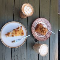 Crumble, carrotcake, hot chocolate and chai latte at Bakeliet Kaffee in Kiel