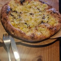 Vegetarian Kartoffel pizza at Behov in Copenhagen