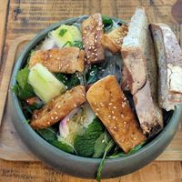 Vermicelles salade, pain avec goût de fromage 🤢 at The Juicery Cafe in Pokhara