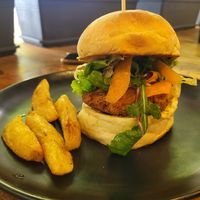Burger avec ses nombreuses frites at The Juicery Cafe in Pokhara