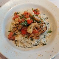 Risoto de mascarpone vegan com palmito, espinafre, salsão, "parmesão" de nozes, tomate rústico a provençal, shitake e fundo de alcachofra salteado no azeite e salsa at Camaraderia Gastrobar in Belo Horizonte