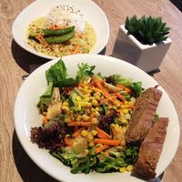 vegan green curry and big salad at Dean & David in Bremen