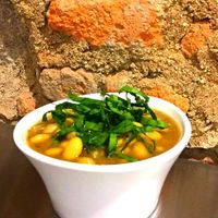 Mi plato frijol blancos con cúrcuma y espinaca que Pedí  para llevar at Sat Nam in Antigua