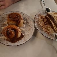 cinnamon rolls and carrot cake at V-Thos in Javea