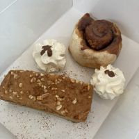 Cinnamon bun + PB banana cake at V-Thos in Javea