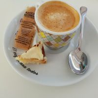 coffe with oat milk and small vegan sweet at V-Thos in Javea