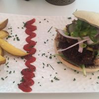 Menu special: hoisin duck burger with air fried chips at V-Thos in Javea