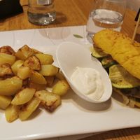 Secondo con panino con salsiccia beyond e patate con mayo veg at Essenza in Grosseto