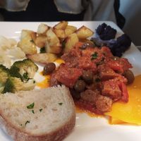 Seitan al pomodoro e olive con verdure at Essenza in Grosseto