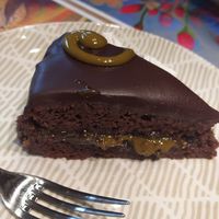 Sacher con ripieno di pistacchio at Essenza in Grosseto
