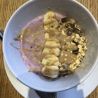 Colazione: yogurt ai frutti di bosco, muesli, banana e burro di mandorle at Essenza in Grosseto