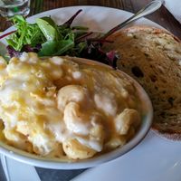 Mac and cheese served with garlic bread and salad at Harmonium in Edinburgh