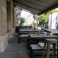 Outdoor seating at Stripped Pizza - Seefeldstrasse in Zurich