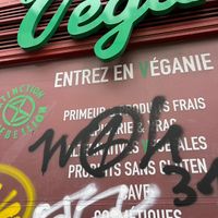 Pixação e stencil da extinction rebellion na entrada at Naturalia Vegan - Merlin in Paris