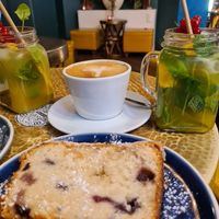 Lemon-Berry Cake, Cappuccino mit Hafermilch und Maracuja-Schorle at Mellow Yellow in Frankfurt