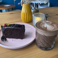 Veganer Schokokuchen und Heiße Schokolade mit Kokosmilch  #Veganuary at Mellow Yellow in Frankfurt