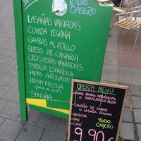 Outdoor sign with vegan options at De Francesco in Gran Canaria