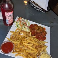 Seitan-Currywurst mit Fritten & BioZisch at Zu Spät in Leipzig