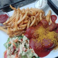 Curryvurst mit Pommes und 2 Dips at Zu Spät in Leipzig