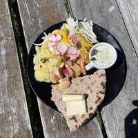 Potatissallad med gulbetor, picklad rabarber och vegansk tsatsiki at Cafe Nyfiket in Raettvik