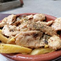 POLLO A LA RIOJANA: HEURA GUISADO CON
CEBOLLA, AJO, Y PIMIENTOS, ACOMPAÑADOS
DE PATATAS. at V de Vegetta in Mostoles