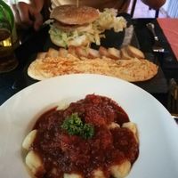Gnocchi, Hummus y Hamburguesa. at V de Vegetta in Mostoles