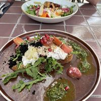 Toast met vegan ricotta (en rucola, venkel, radijs, chimichurri etc) en spicy quinoa salade met tempeh spiesje  at Gember in Horst