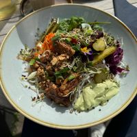 Heerlijke salade met onder andere temphe, pindasaus en rijstnoedels    at Gember in Horst