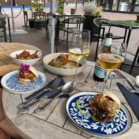 Buiten zitten met enkele gerechten   at Gember in Horst