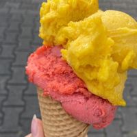 Mango und Erdbeere at Eismanufaktur zeitgEISt in Mannheim