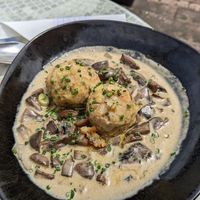 vegane Knödel mit Pilzrahmsoße at Cafe Pause in Freudenstadt