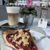 Veganer Zwetschkenkuchen und Latte Macchiato mit Mandelmilch at Cafe Pause in Freudenstadt